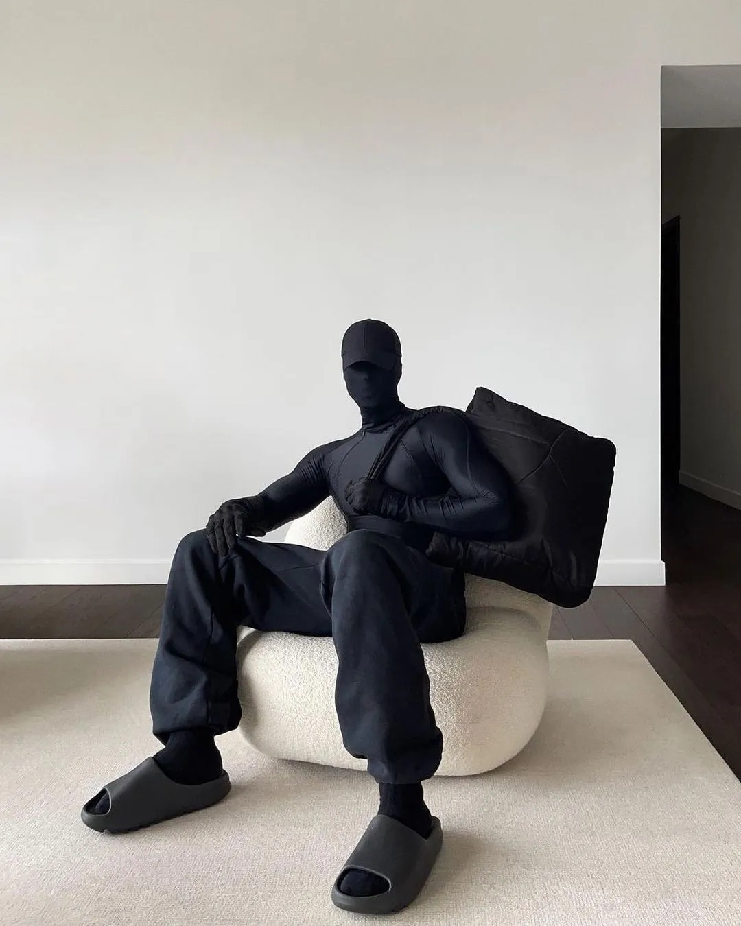 adidas Yeezy Slide - Onyx sneakers minymal tenis foto 6 adidas Yeezy Slide - Onyx sneakers minymal tenis foto 6