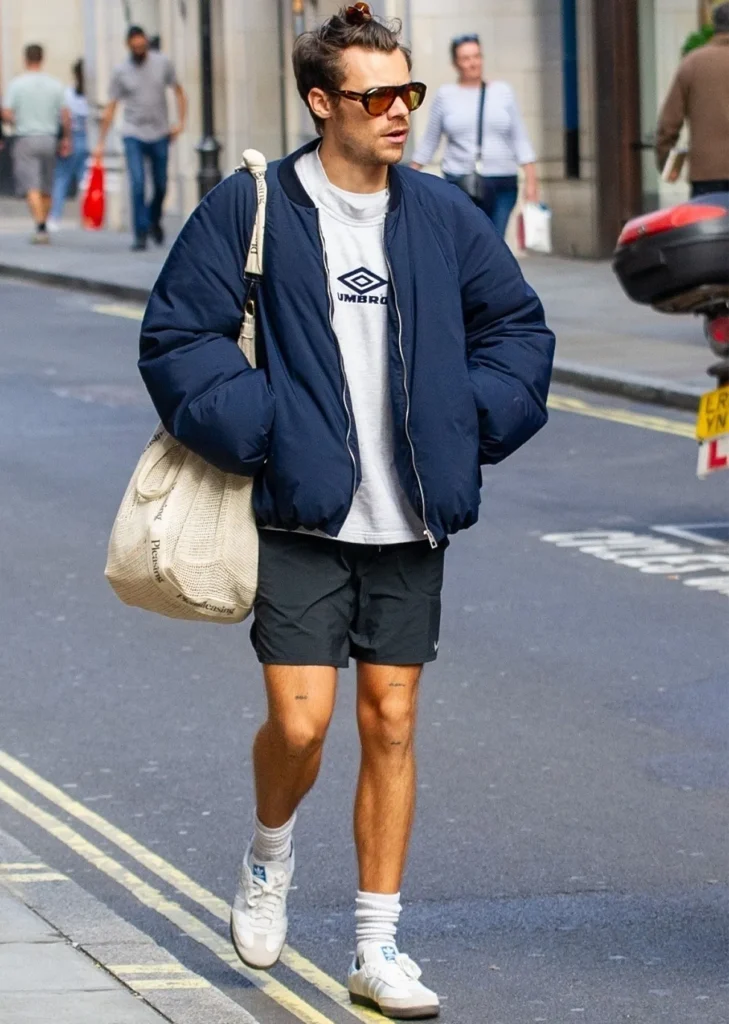 los tenis que usan los famosos Harry Styles Adidas Samba OG, foto por Zak Maoui via GQ