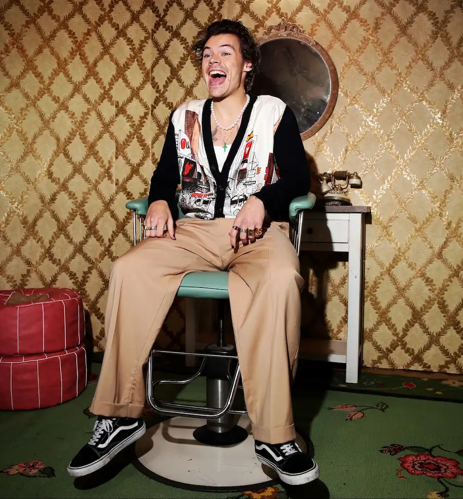 los tenis que usan los famosos Harry Styles Chuck taylor, foto por Rich Fury