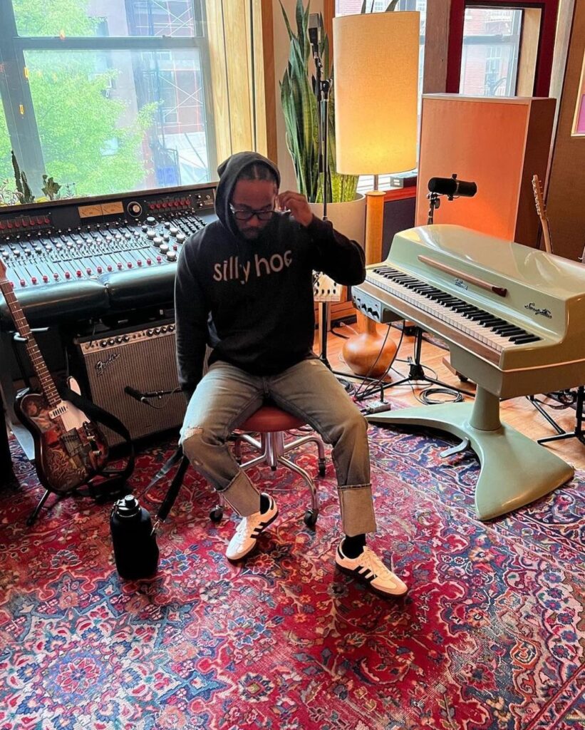 los tenis que usan los famosos Kendrick Lamar, Adidas Samba OG, via Complex