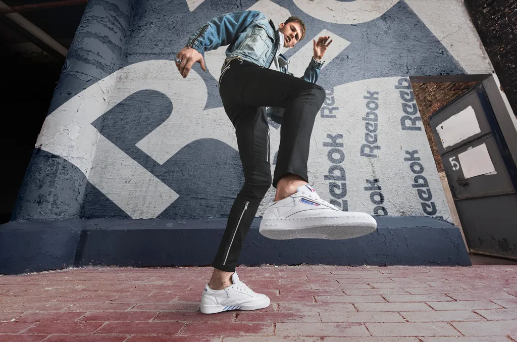 los tenis que usan los famosos Machine Gun Kelly Reebok Club C, foto Atiba Jefferson