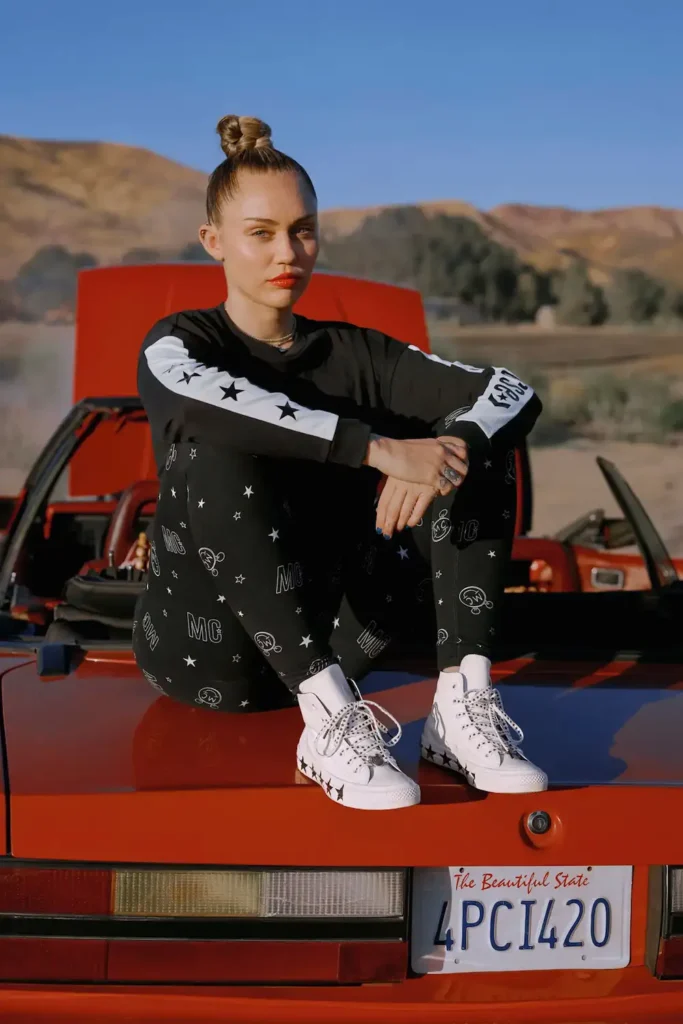 los tenis que usan los famosos Miley Cyrus Chuck taylor, foto cortesia de Bershka