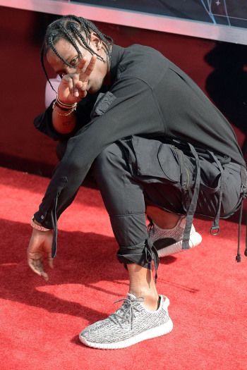 tenis yeezy travis scott