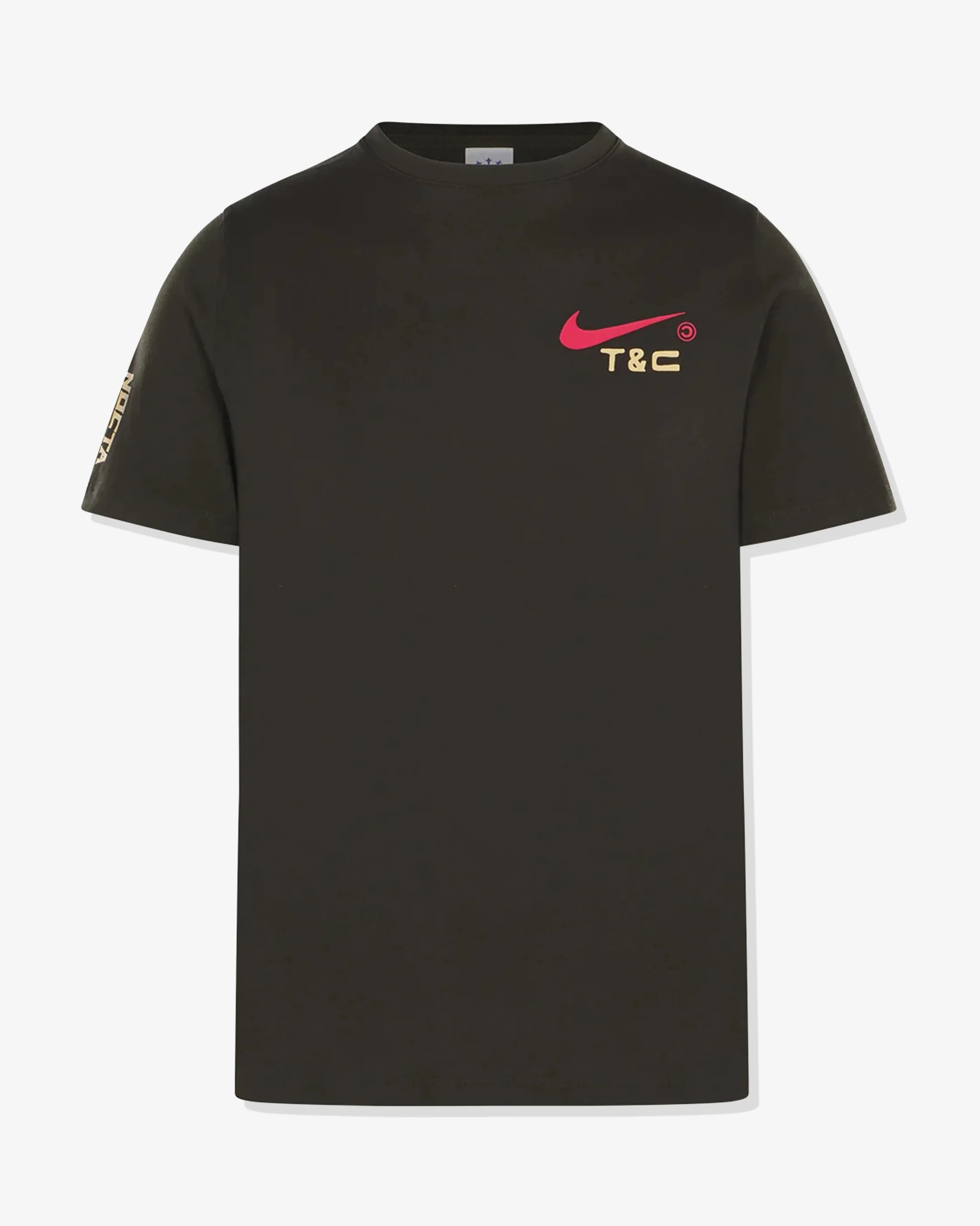 Nike x NOCTA Playera Souvenir Cactus - Dark Khaki 3 Playera Nike x NOCTA Playera Souvenir Cactus - Dark Khaki 3