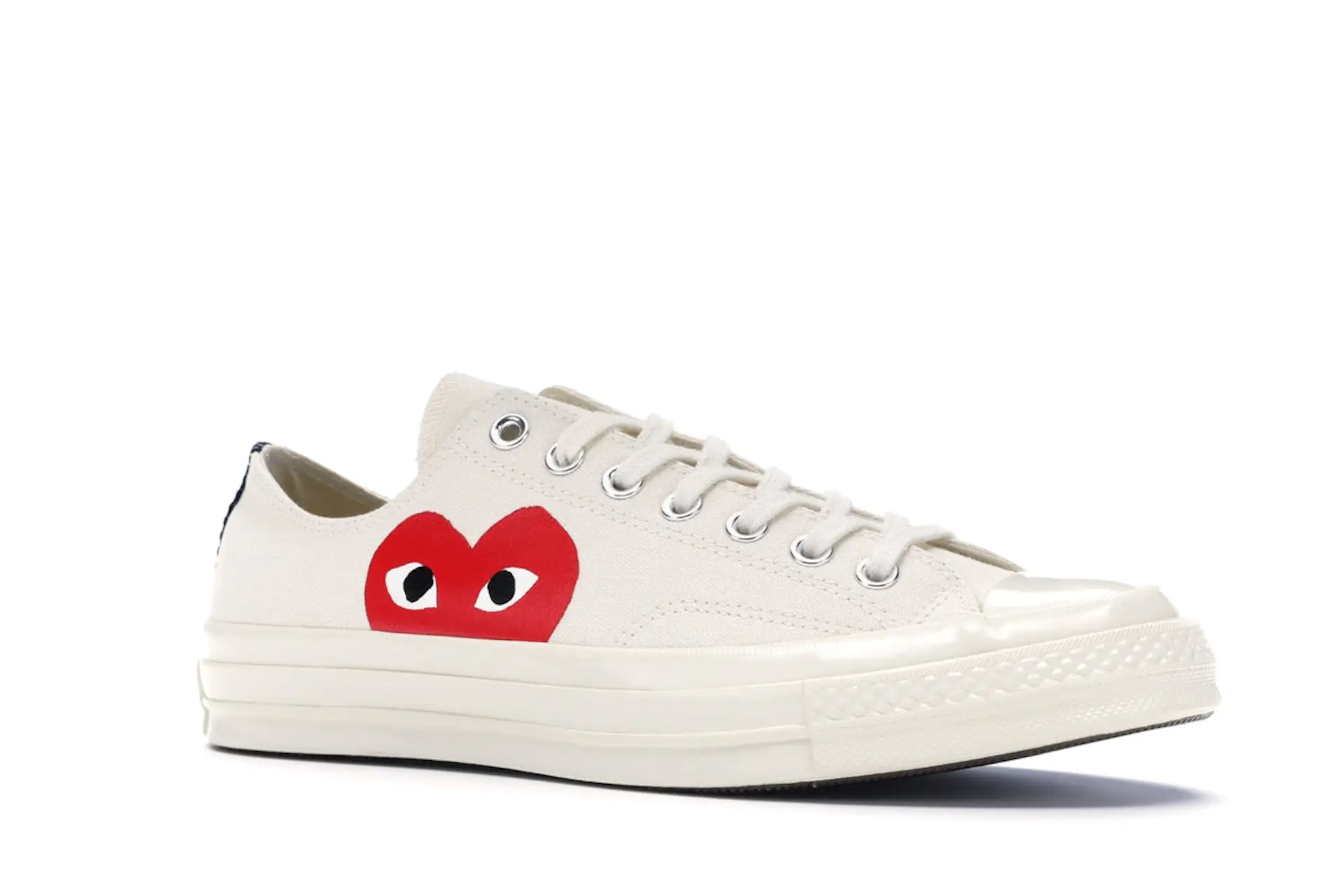 Converse Chuck Taylor All-Star 70 Ox x Comme des Garcons PLAY White 150207C 2 tenis Converse Chuck Taylor All-Star 70 Ox x Comme des Garcons PLAY White lado derecho inclinado