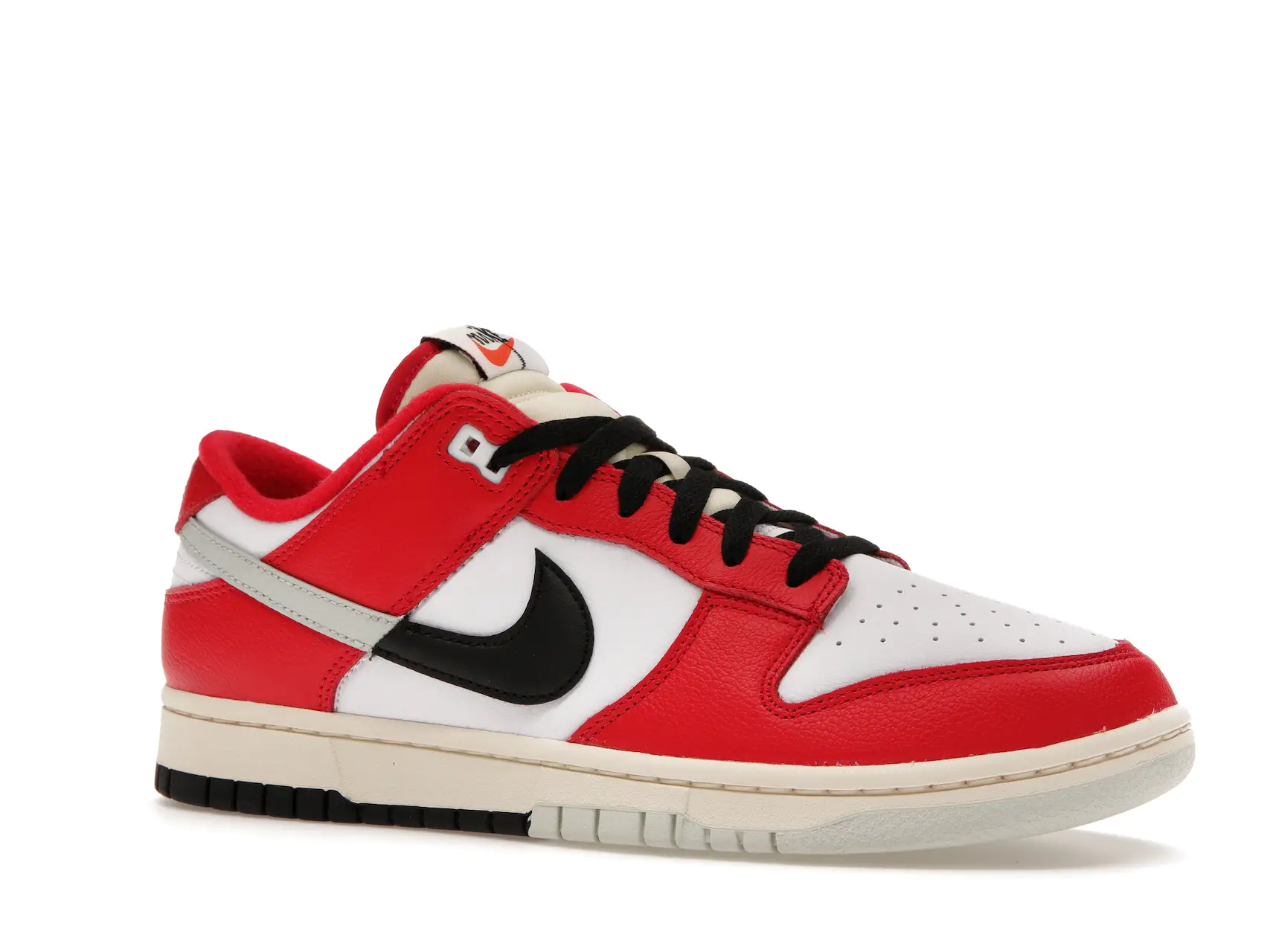 Nike Dunk Low Chicago Split DZ2536-600 sneakers minymal tenis 2 tenis Nike Dunk Low Chicago Split lado derecho inclinado