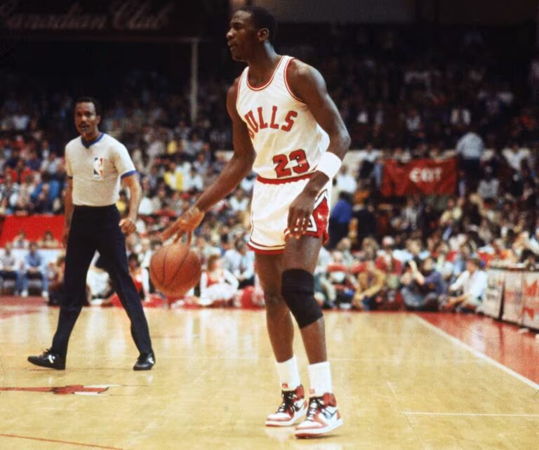 Michael Jordan con Air Jordan 1 Chicago -